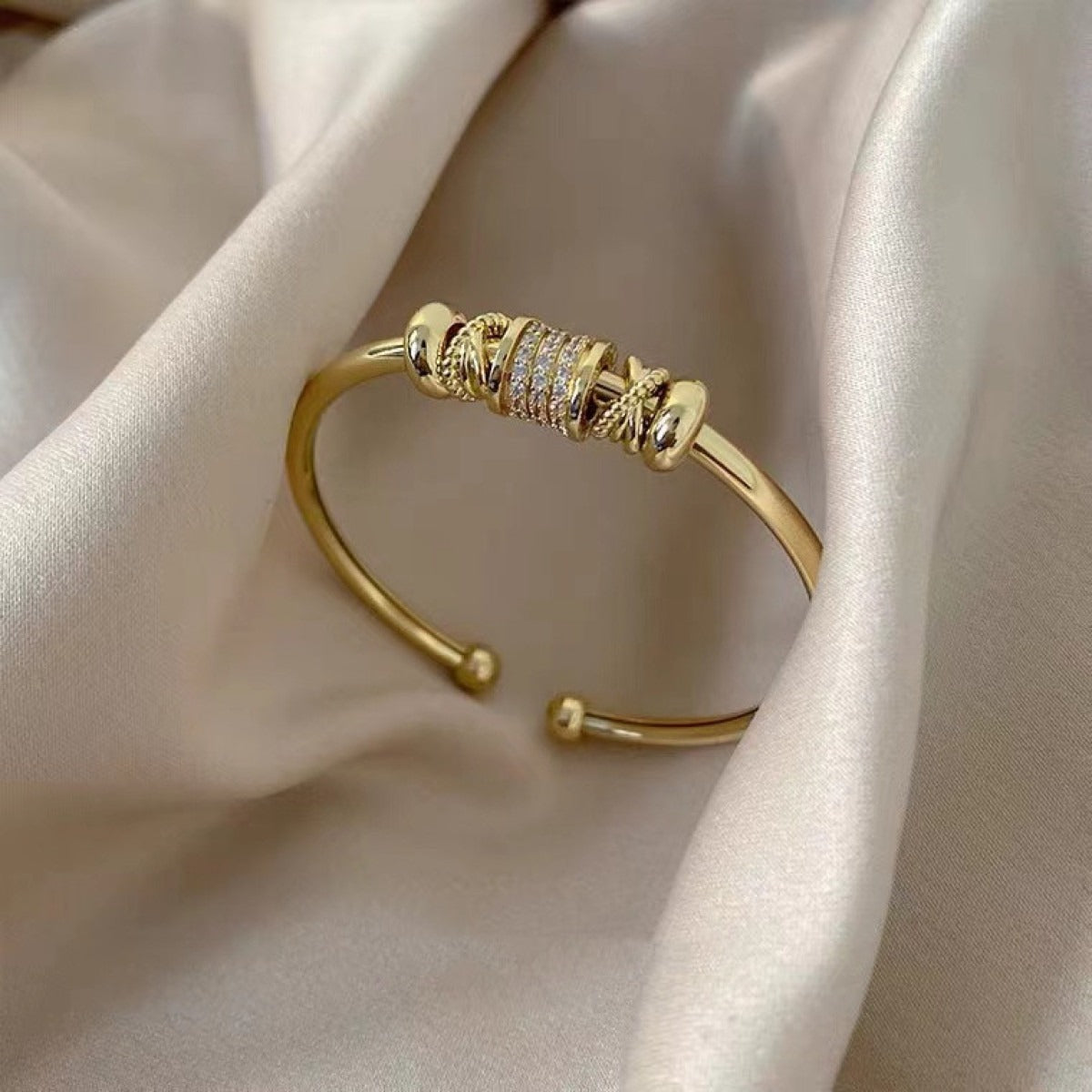 Amalia – Bracelete ajustável com charms dourados