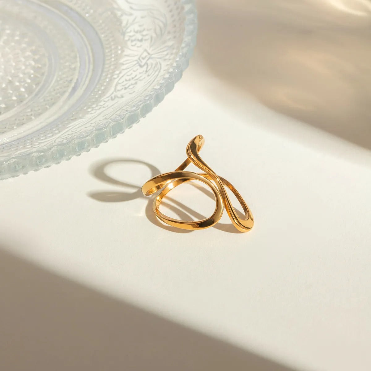 Dori – Bague espiral irregular dourada aberta