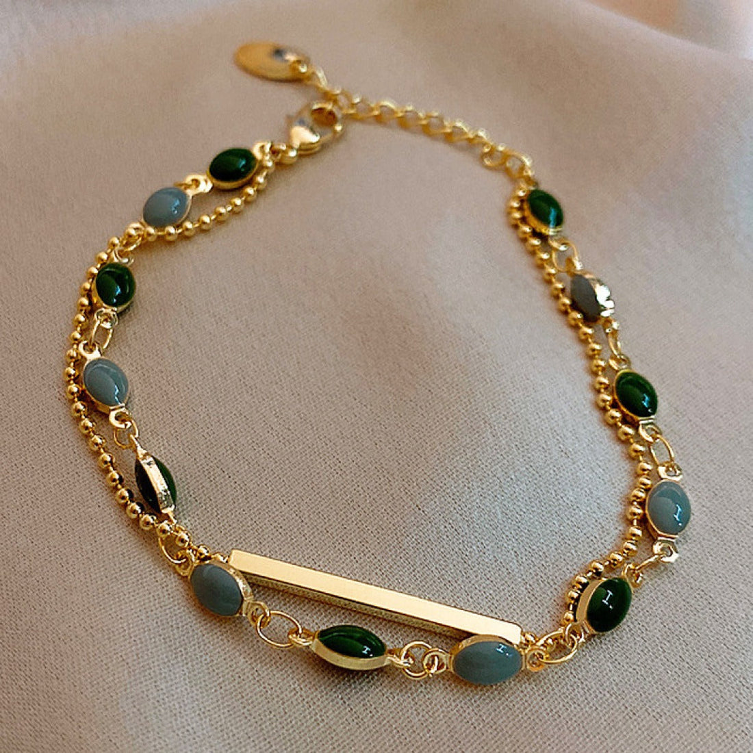 Manon – Bracelete em pedra verde em ouro