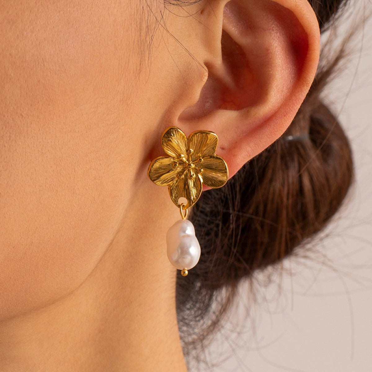 Ember – Brincos de design floral com pérolas douradas