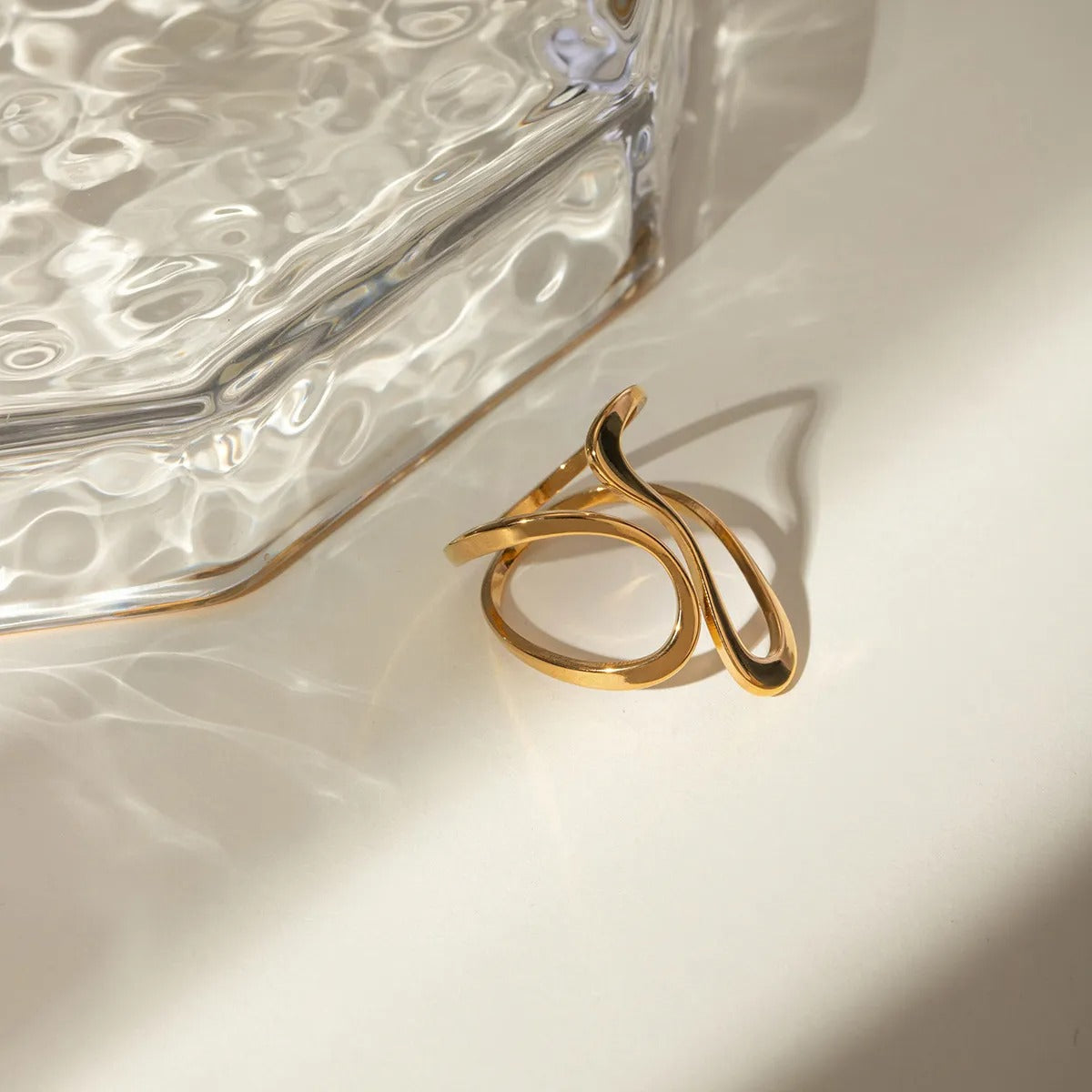 Dori – Bague espiral irregular dourada aberta