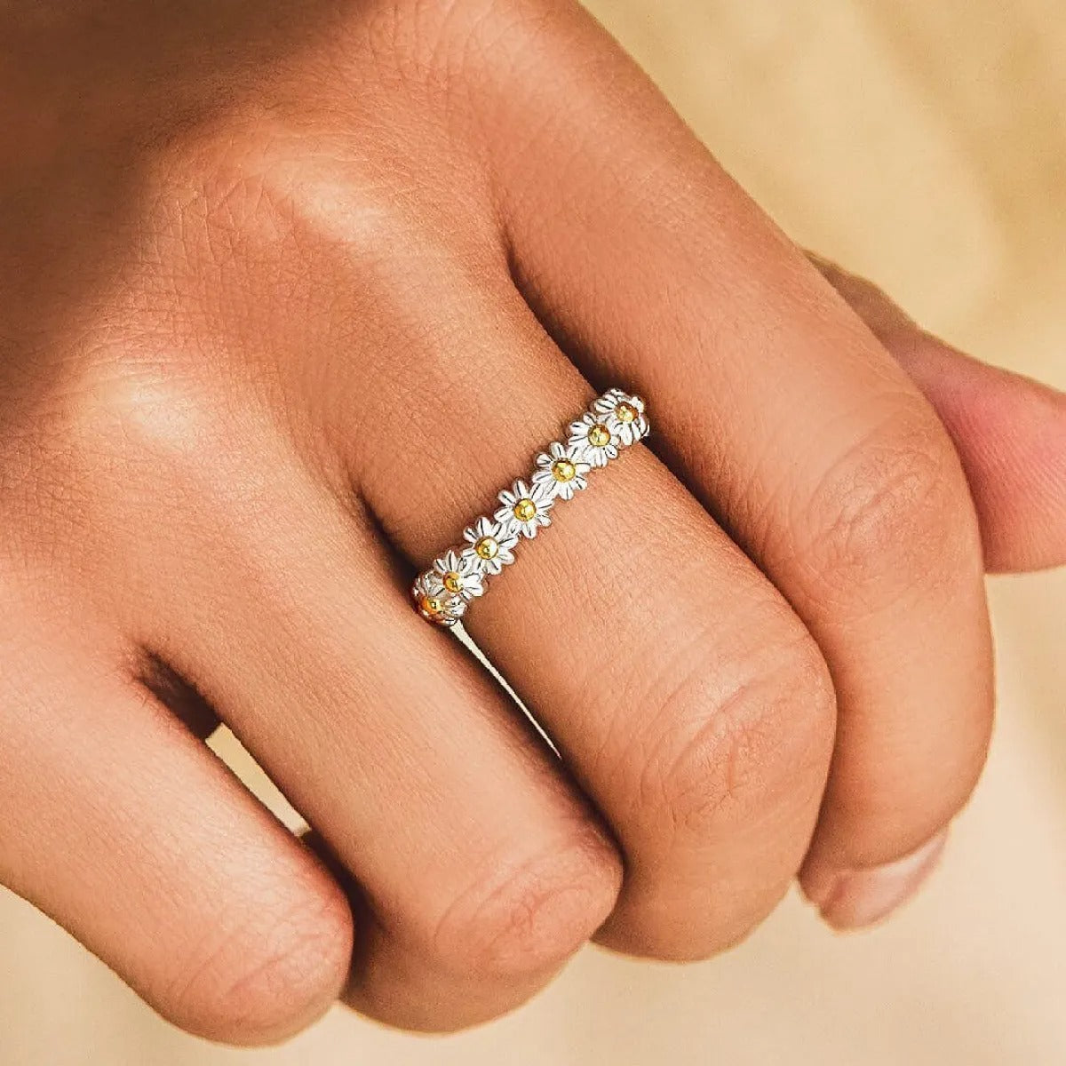 Dahliana – Bague Marguerite em Prata Ajustável e Email Pintado à Mão