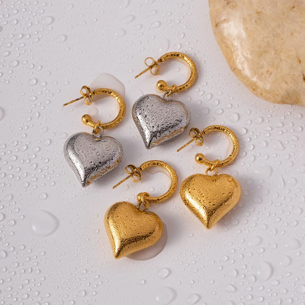 Liza – Brincos pendentes em forma de coração dourados
