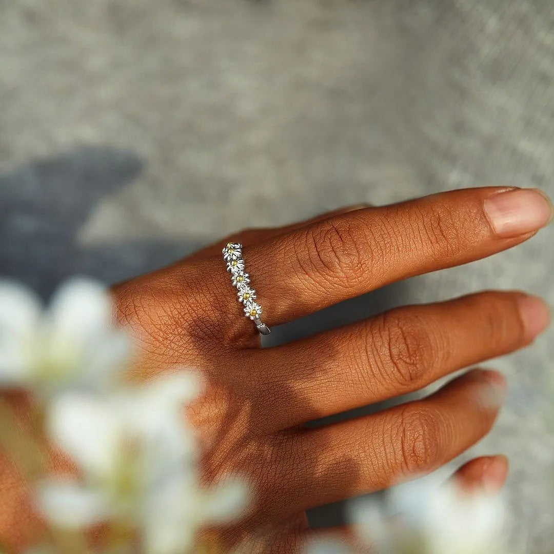 Dahliana – Bague Marguerite em Prata Ajustável e Email Pintado à Mão
