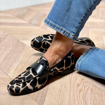 Katherina - Loafer feminino com detalhes pretos