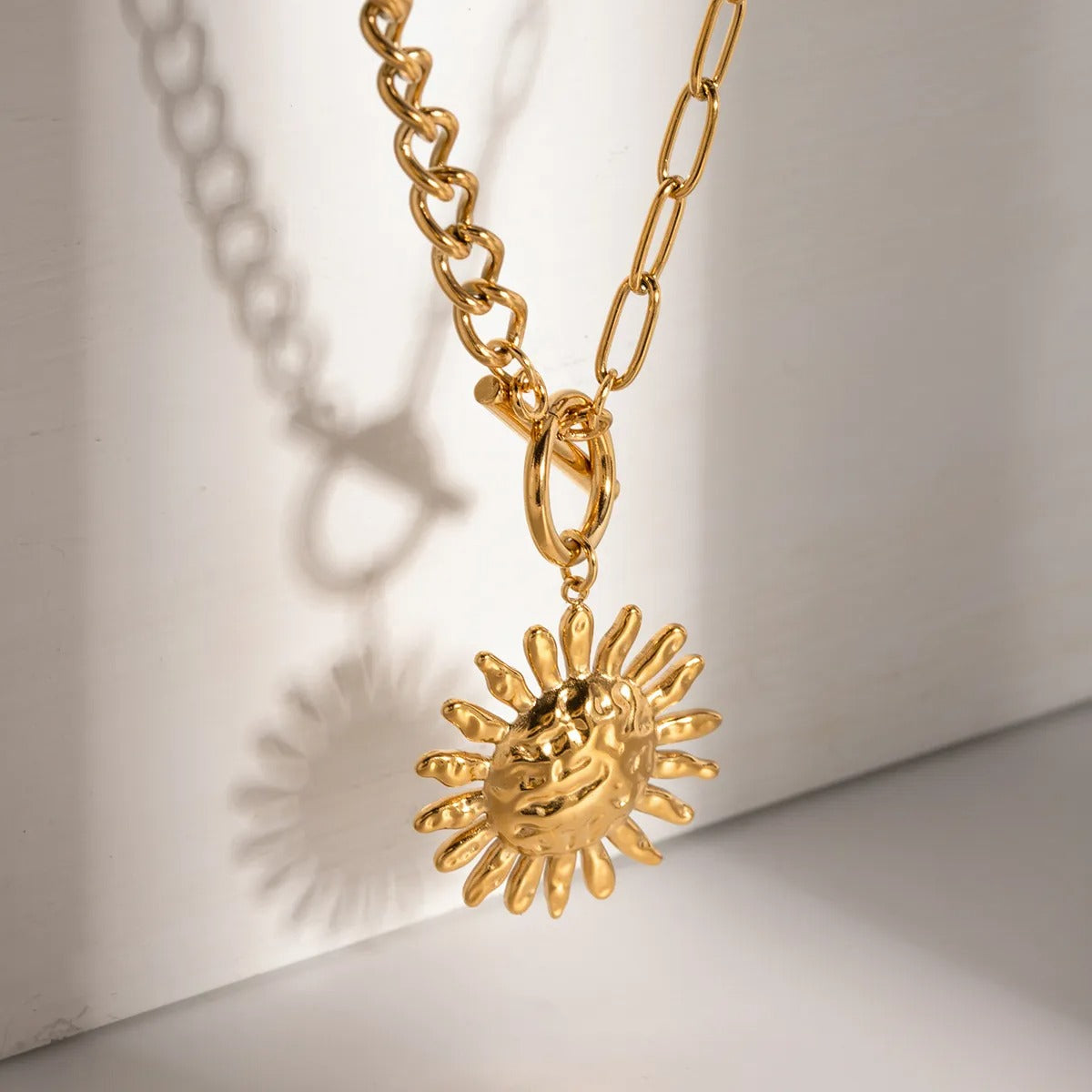 Milly – Colar declarativo flor de girassol dourado
