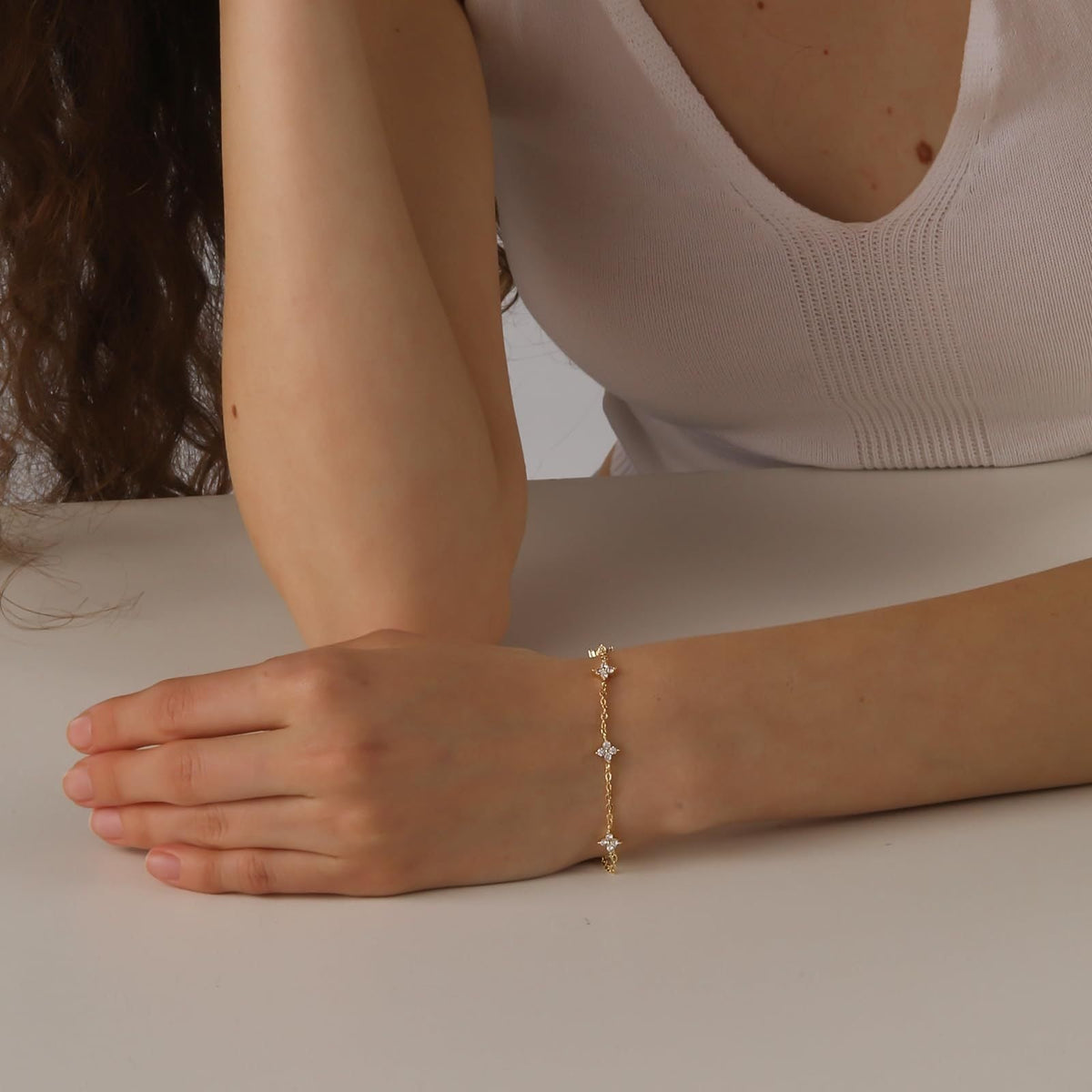 Soline – Bracelete corrente com detalhes brilhantes