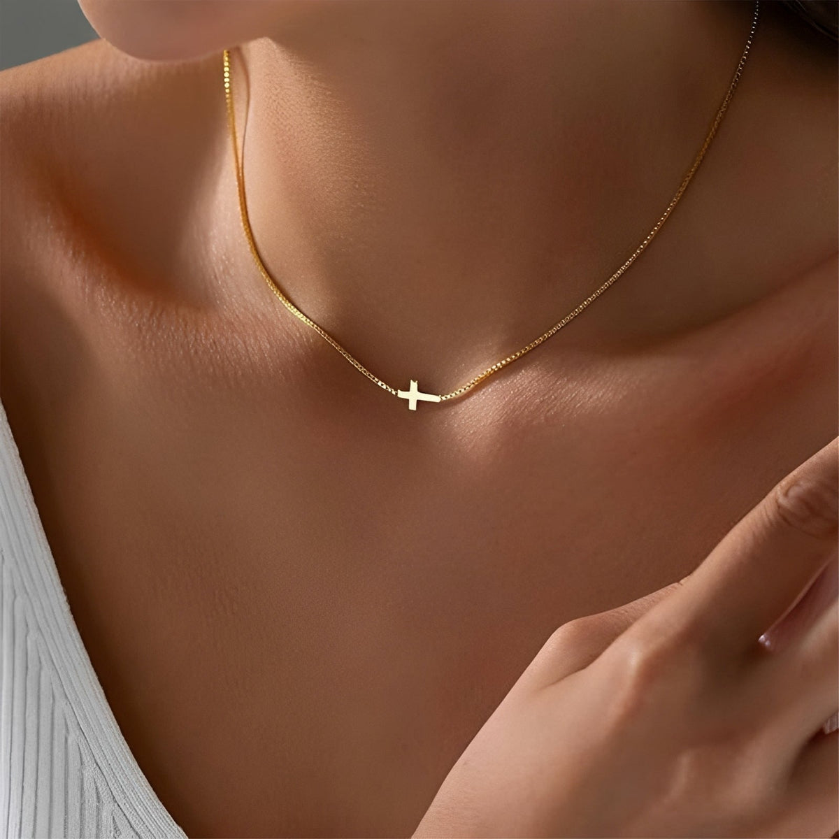 Aurora – Colar com pequeno pendente de cruz