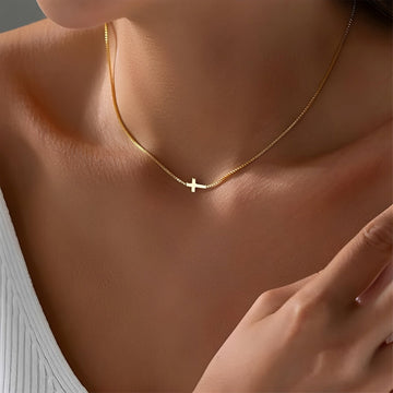 Aurora – Colar com pequeno pendente de cruz