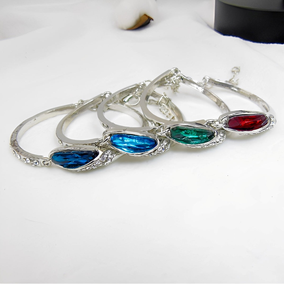 Miku – Bracelet elegante ornado com safiras