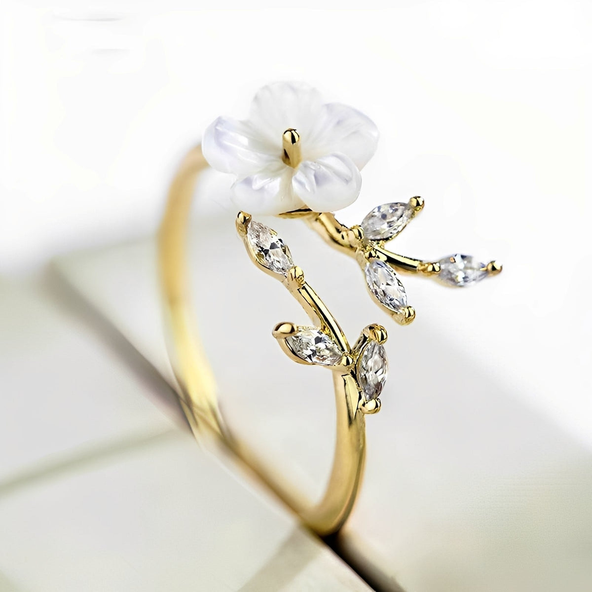 Mayla – Bague floral com flores brancas