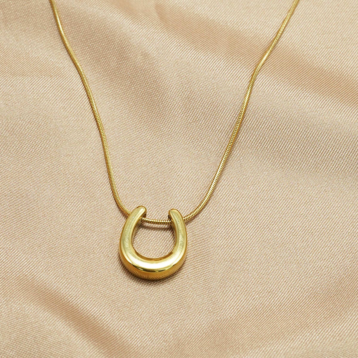 Caitlin – Colar ferro de cavalo, amuleto da sorte