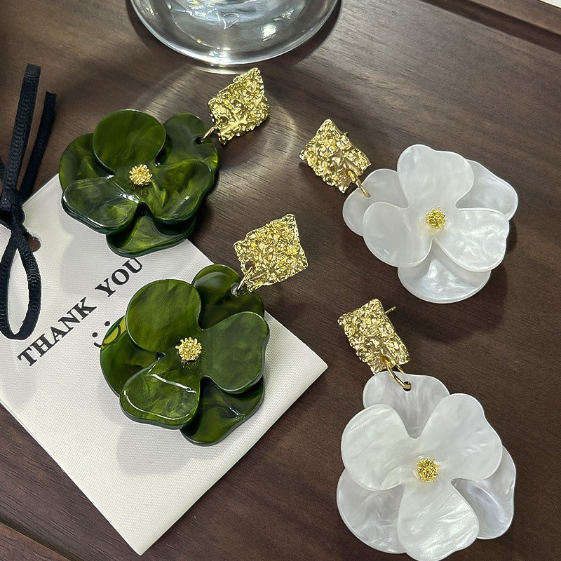 Kai – Brincos pendentes em flores em ouro