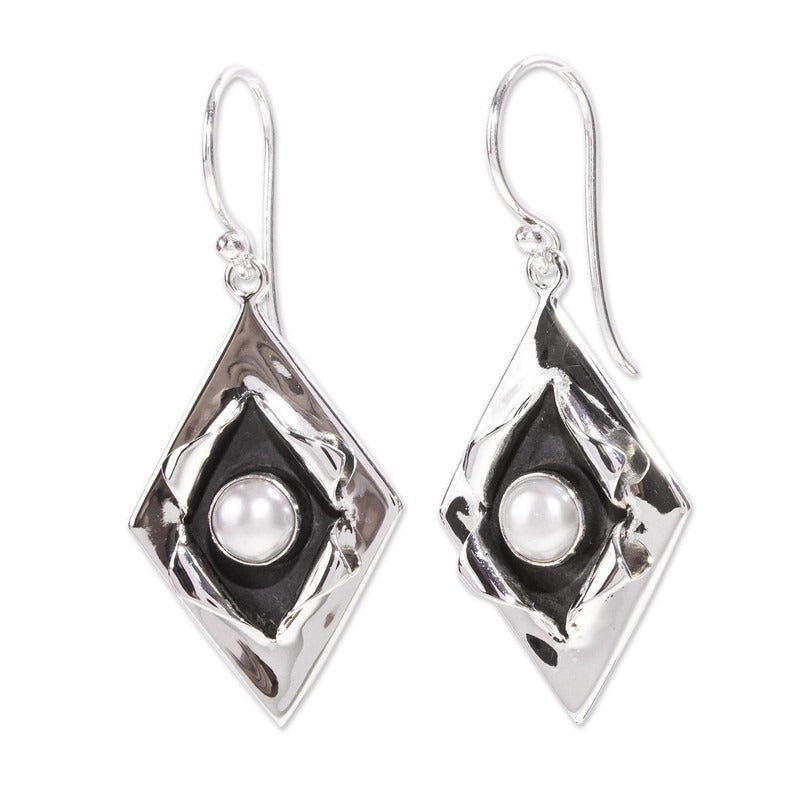 Nova – Brincos vintage elegantes com pérolas e tom prateado
