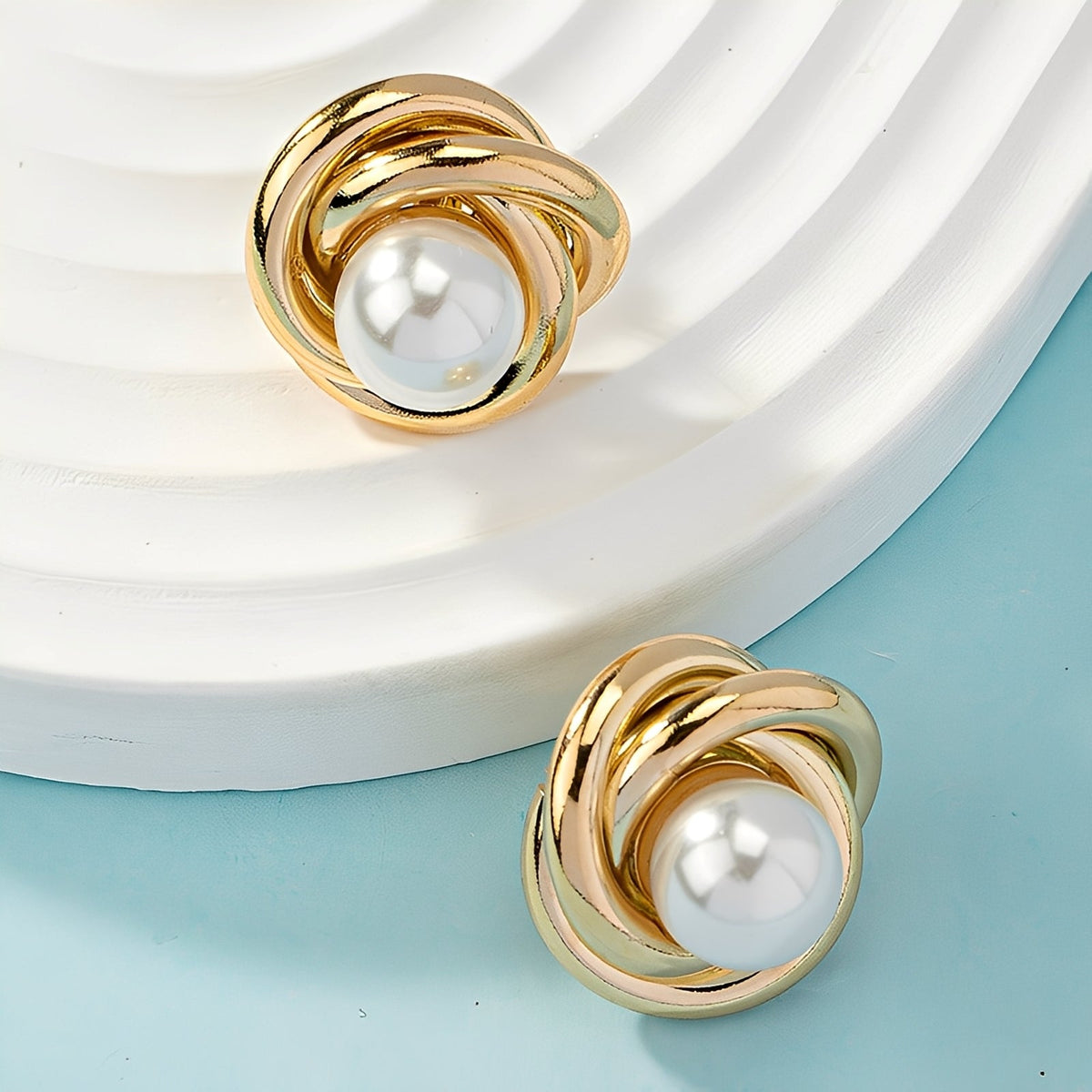 Krisna – Brincos elegantes em ouro com pérolas