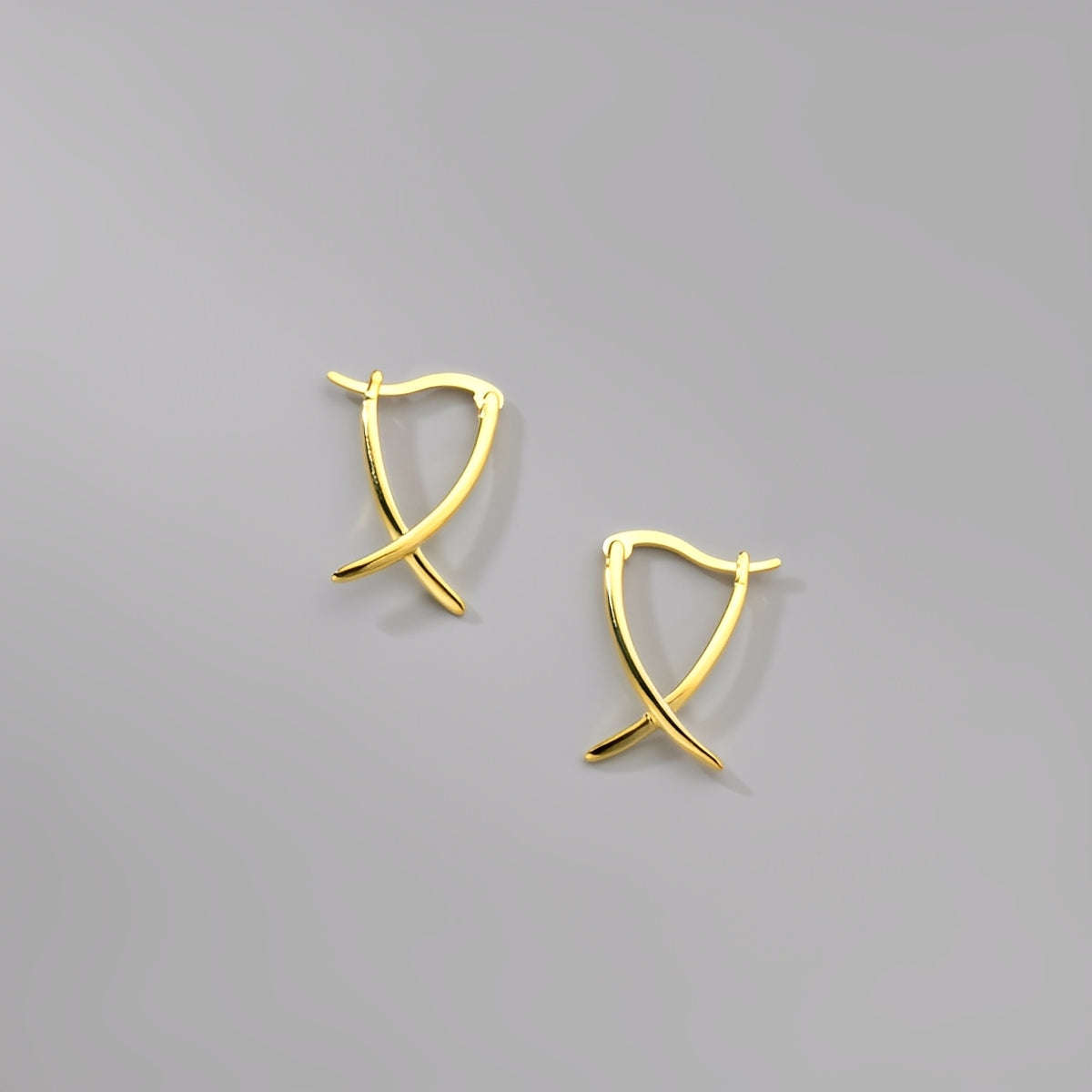 Vanny – Brincos cruz em ouro elegante