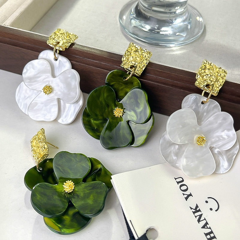 Kai – Brincos pendentes em flores em ouro