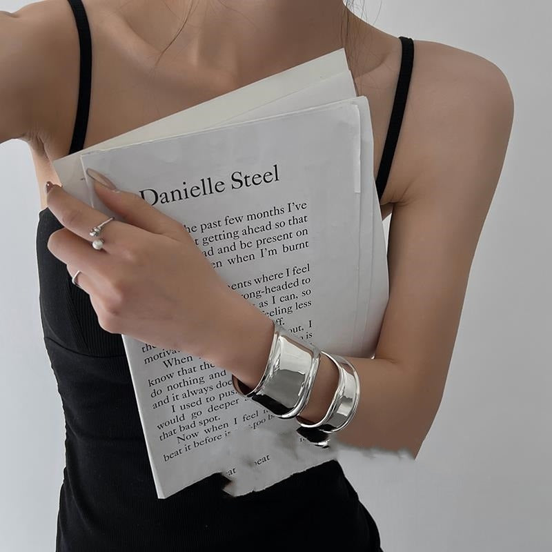 Daria – Bracelete grande em metal