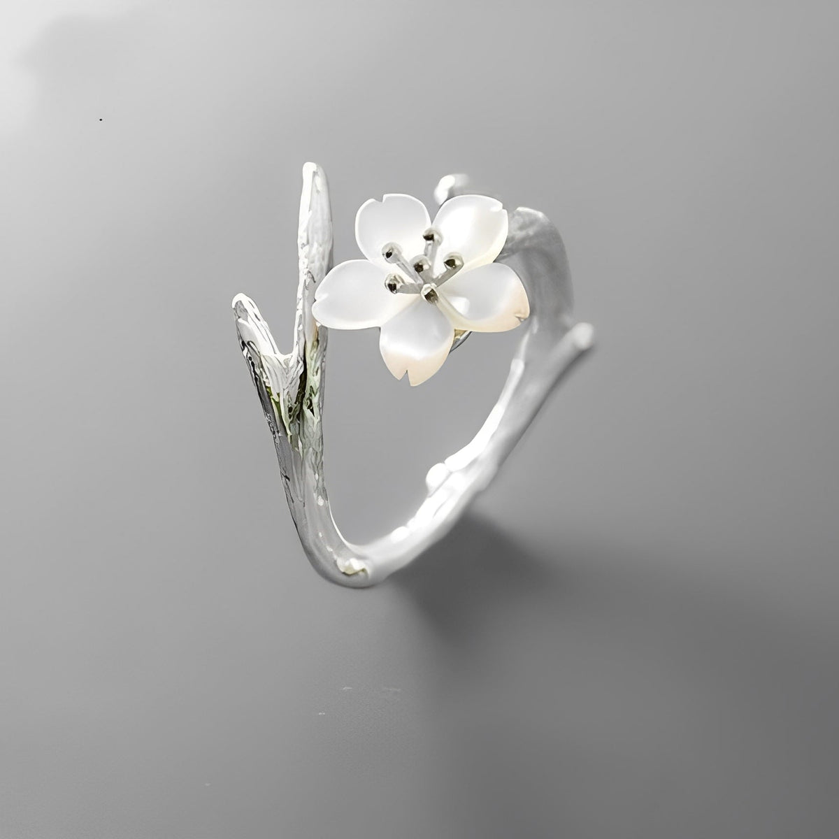 Lilou – Bague vintage ajustável com flor branca