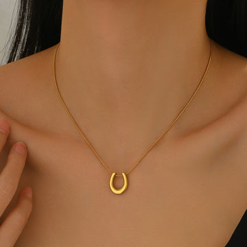 Caitlin – Colar ferro de cavalo, amuleto da sorte