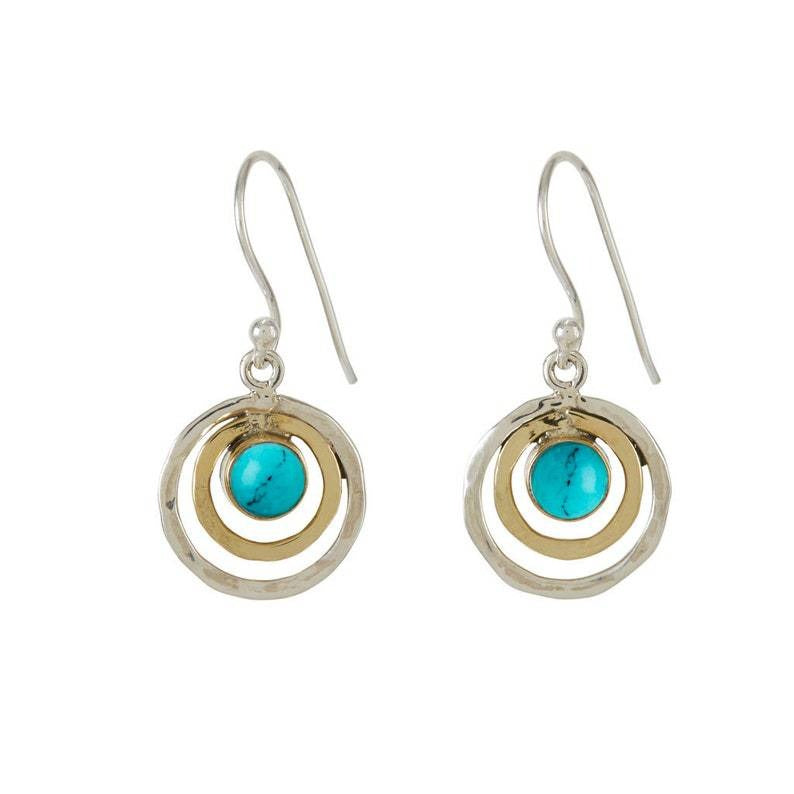 Nayah – Brincos Boho Saturno com pedra turquesa, acabamento em prata e ouro