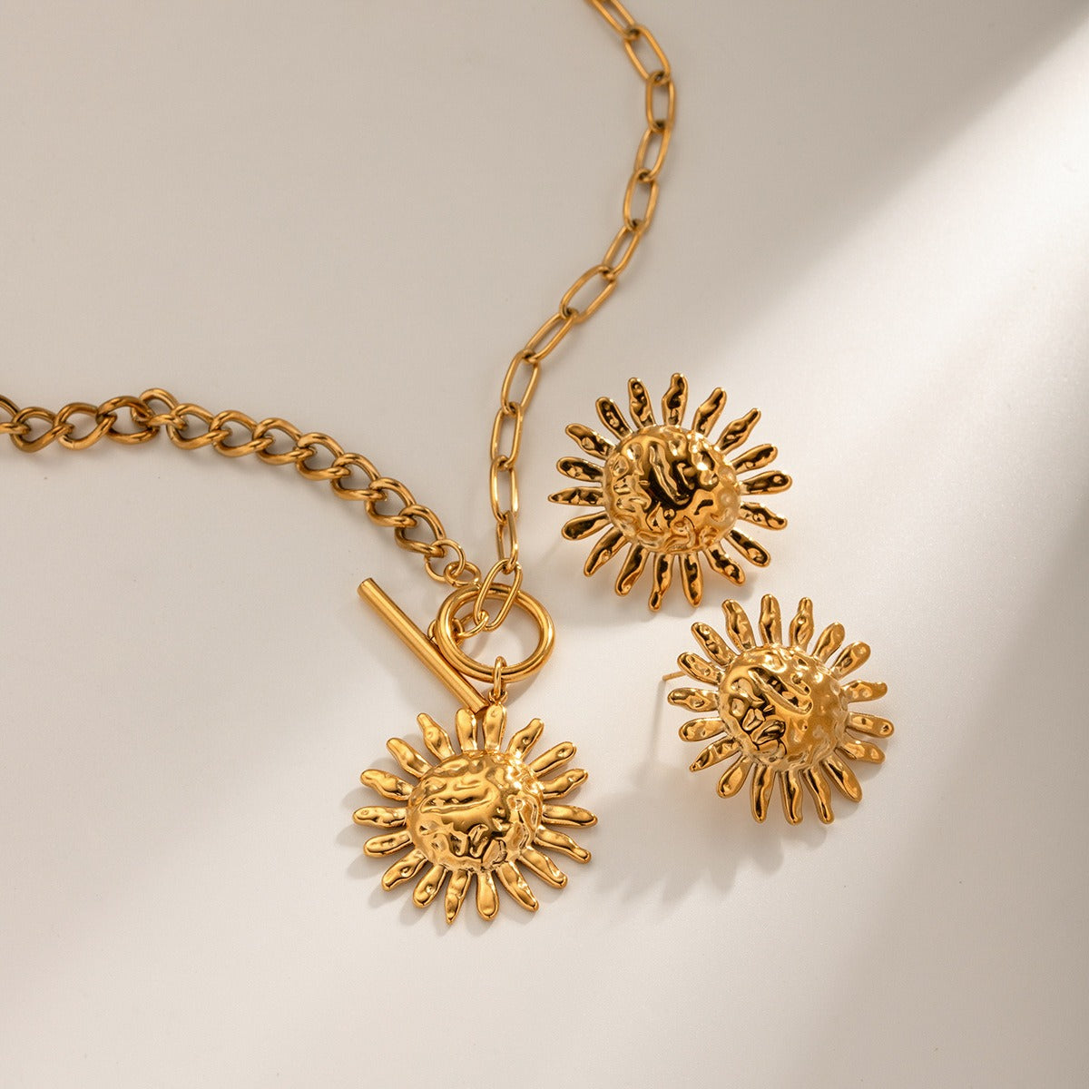 Milly – Colar declarativo flor de girassol dourado