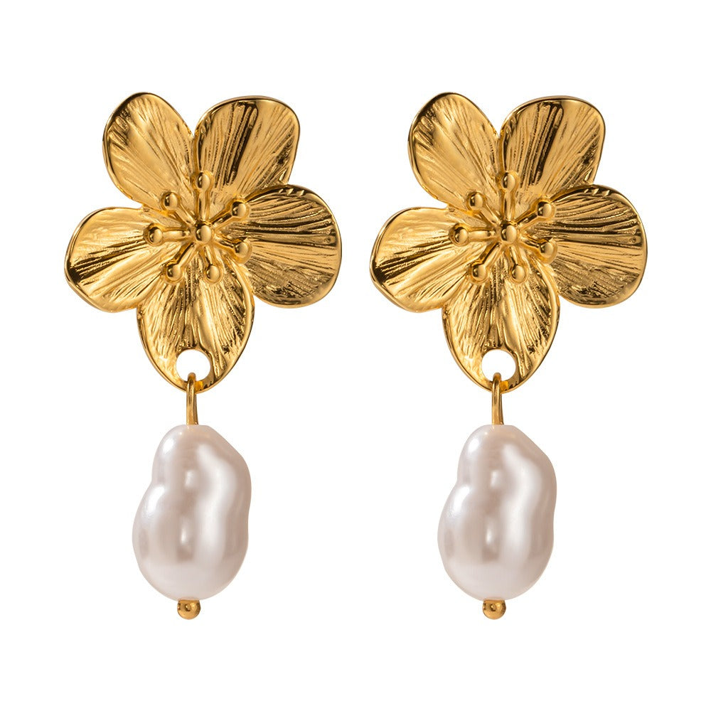 Ember – Brincos de design floral com pérolas douradas