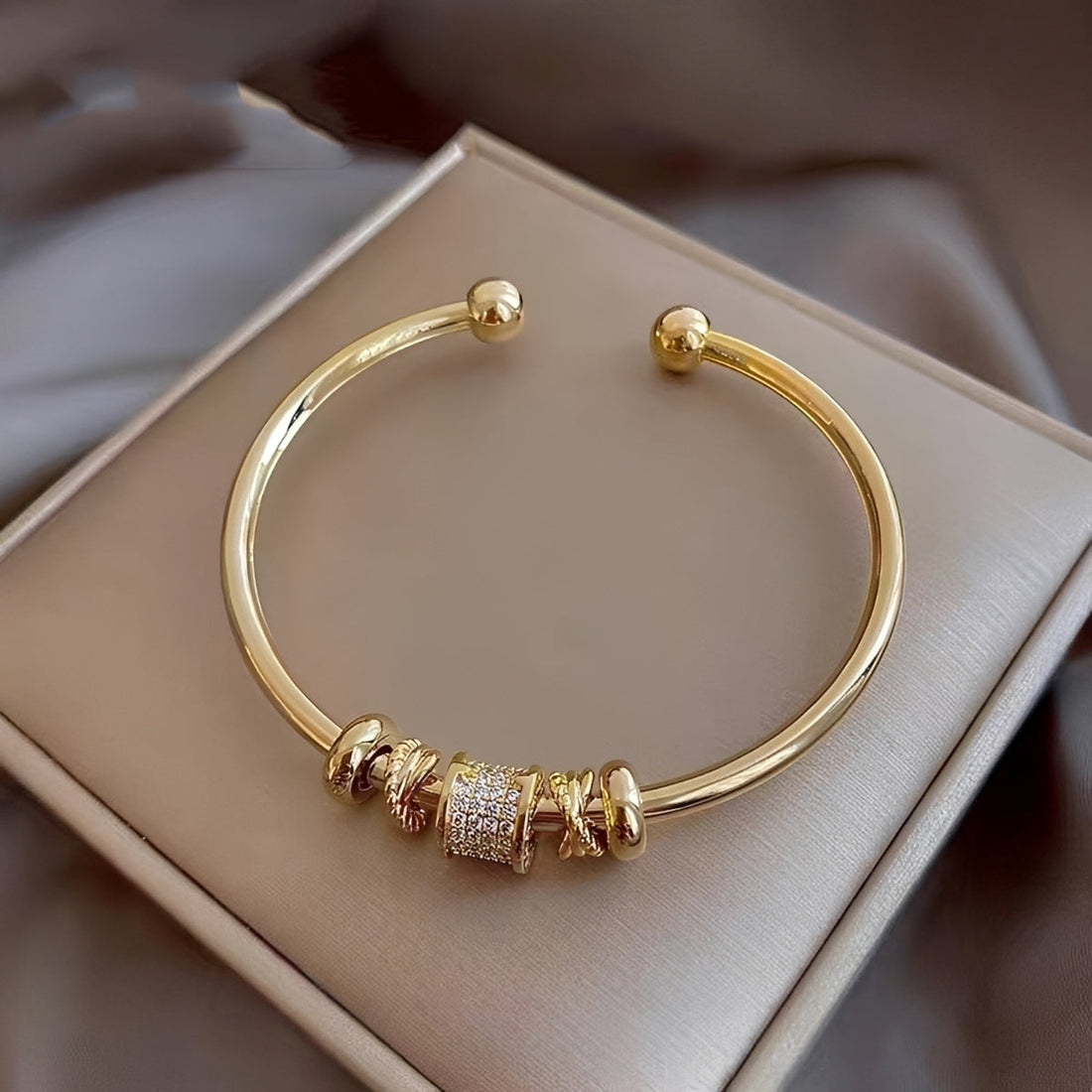 Amalia – Bracelete ajustável com charms dourados