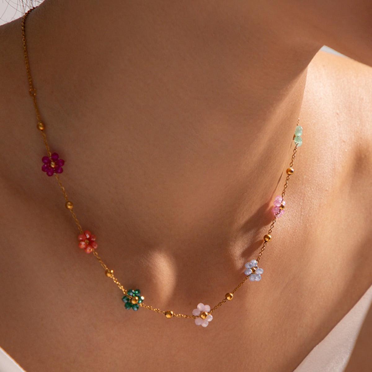 Karylle – Colar dourado com pequenas flores coloridas