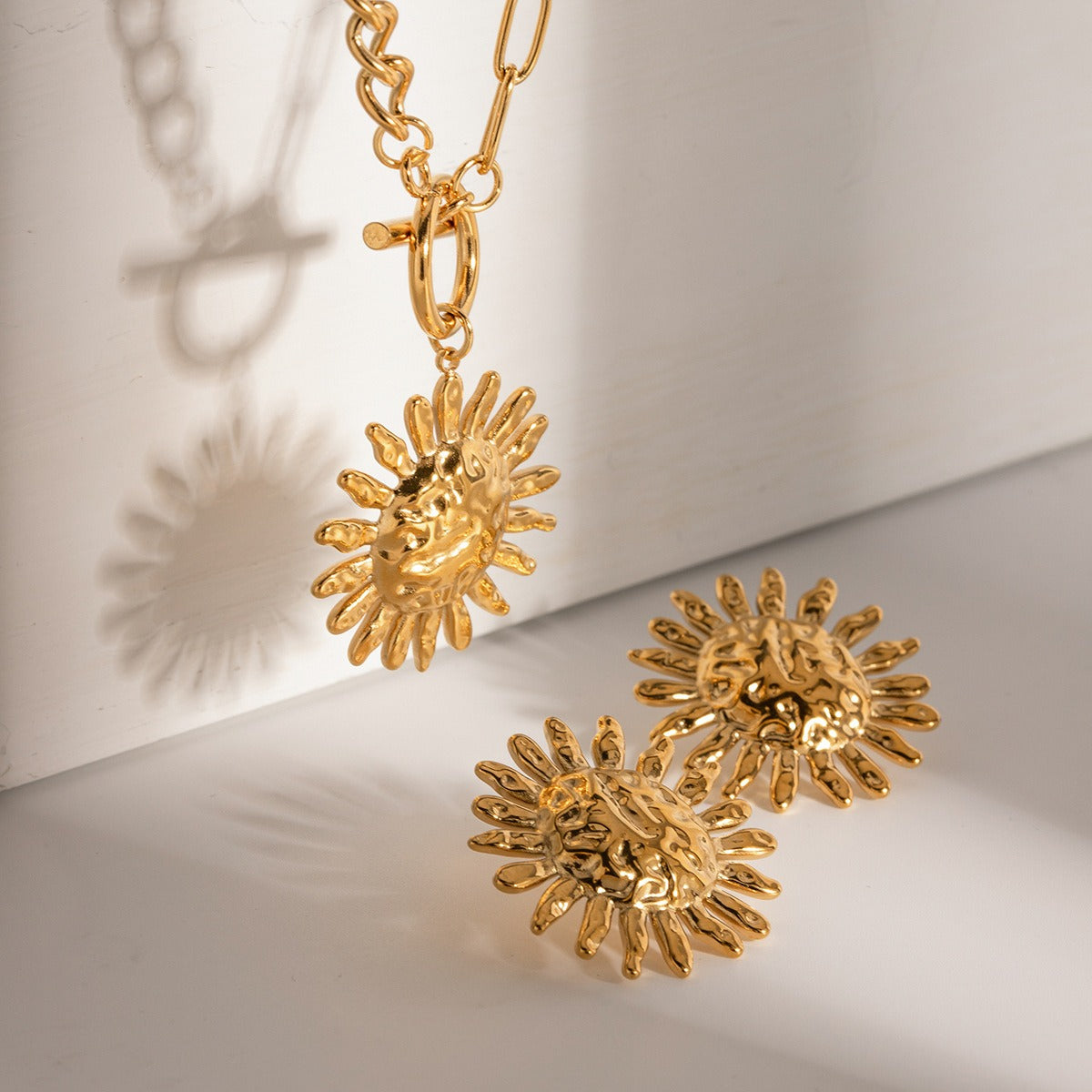 Milly – Colar declarativo flor de girassol dourado