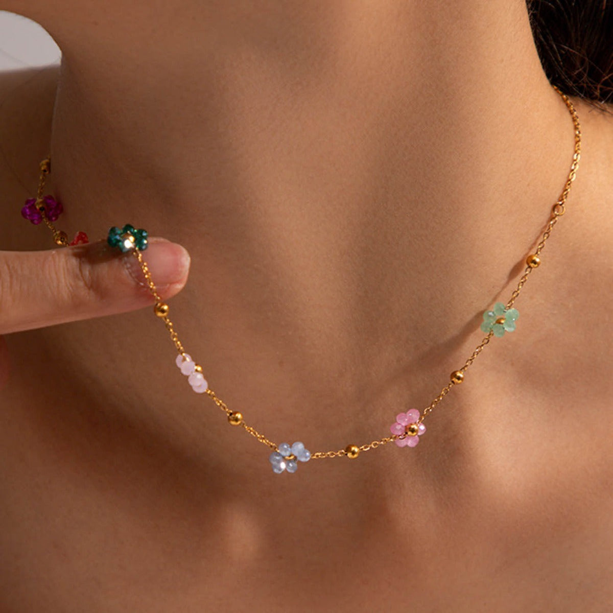 Karylle – Colar dourado com pequenas flores coloridas