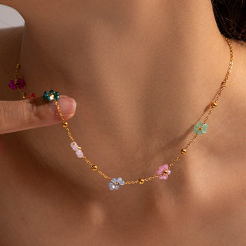 Karylle – Colar dourado com pequenas flores coloridas