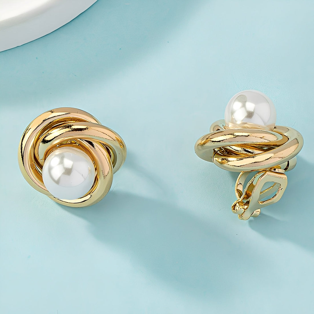 Krisna – Brincos elegantes em ouro com pérolas