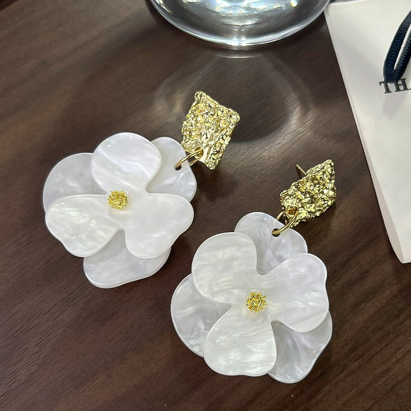 Kai – Brincos pendentes em flores em ouro