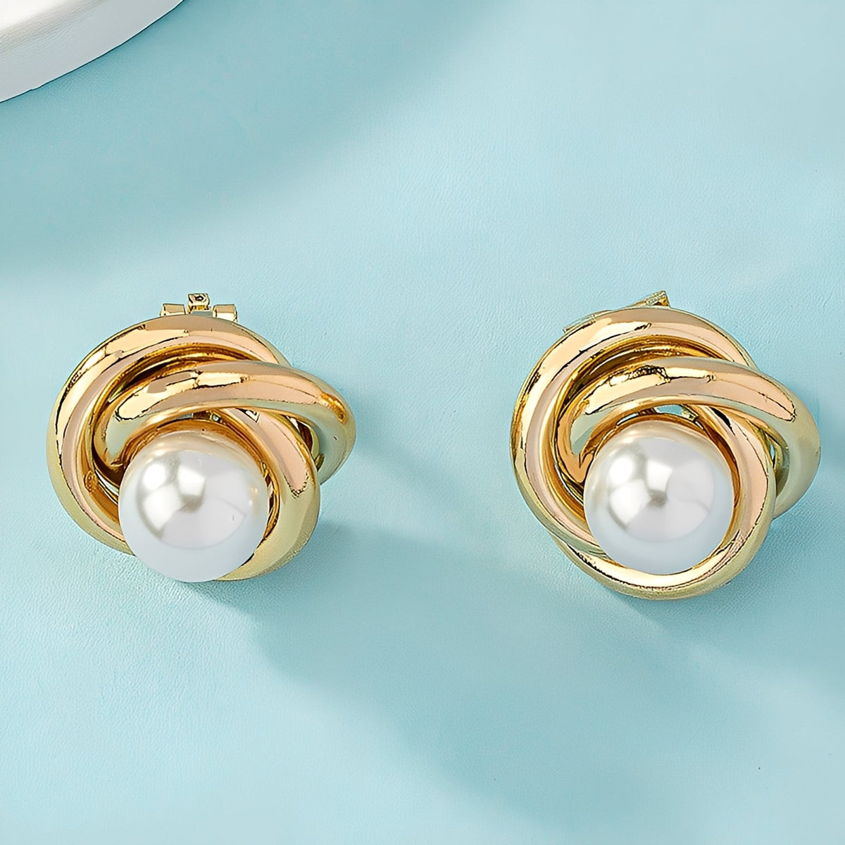 Krisna – Brincos elegantes em ouro com pérolas