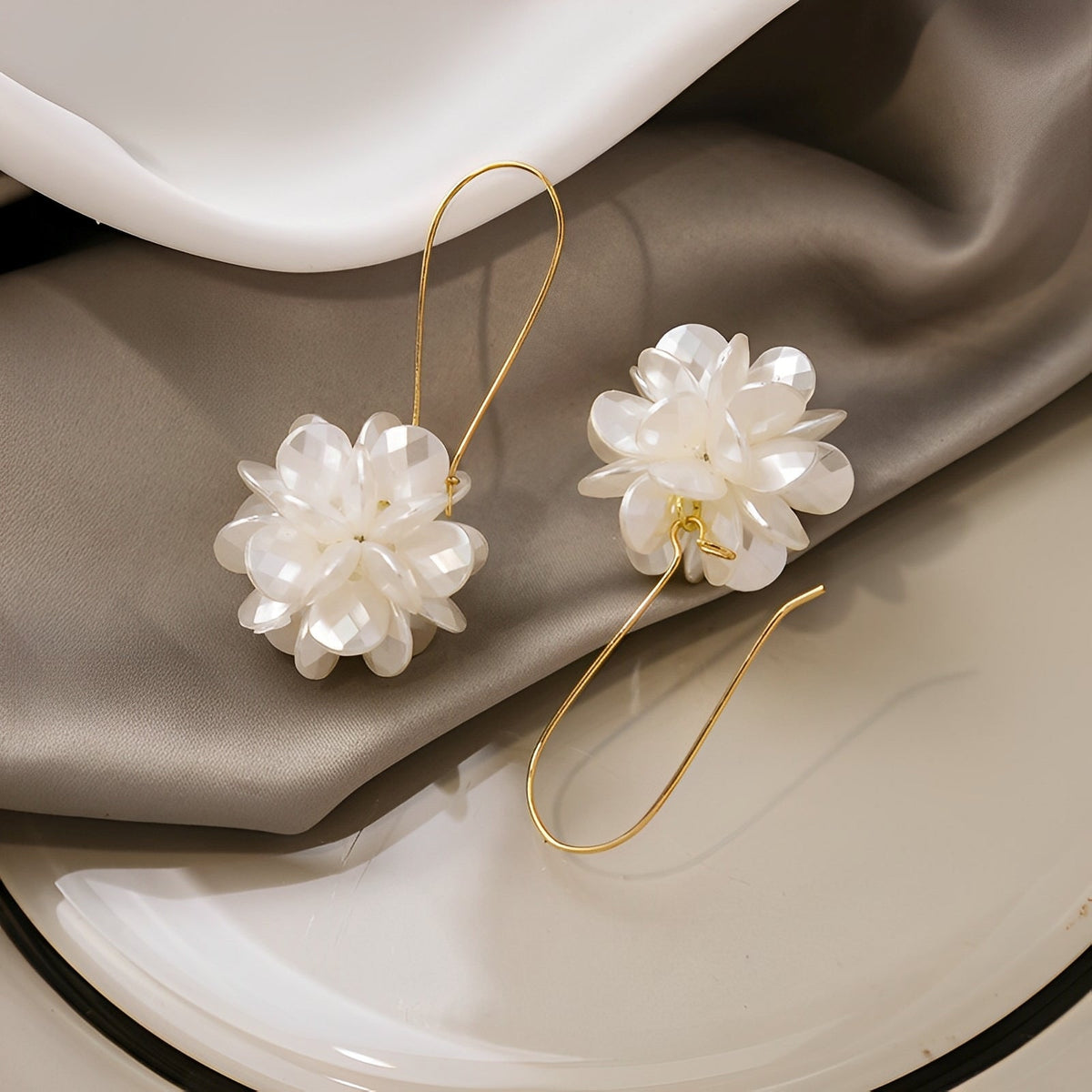 Florina – Brincos de flores brancas com charme natural