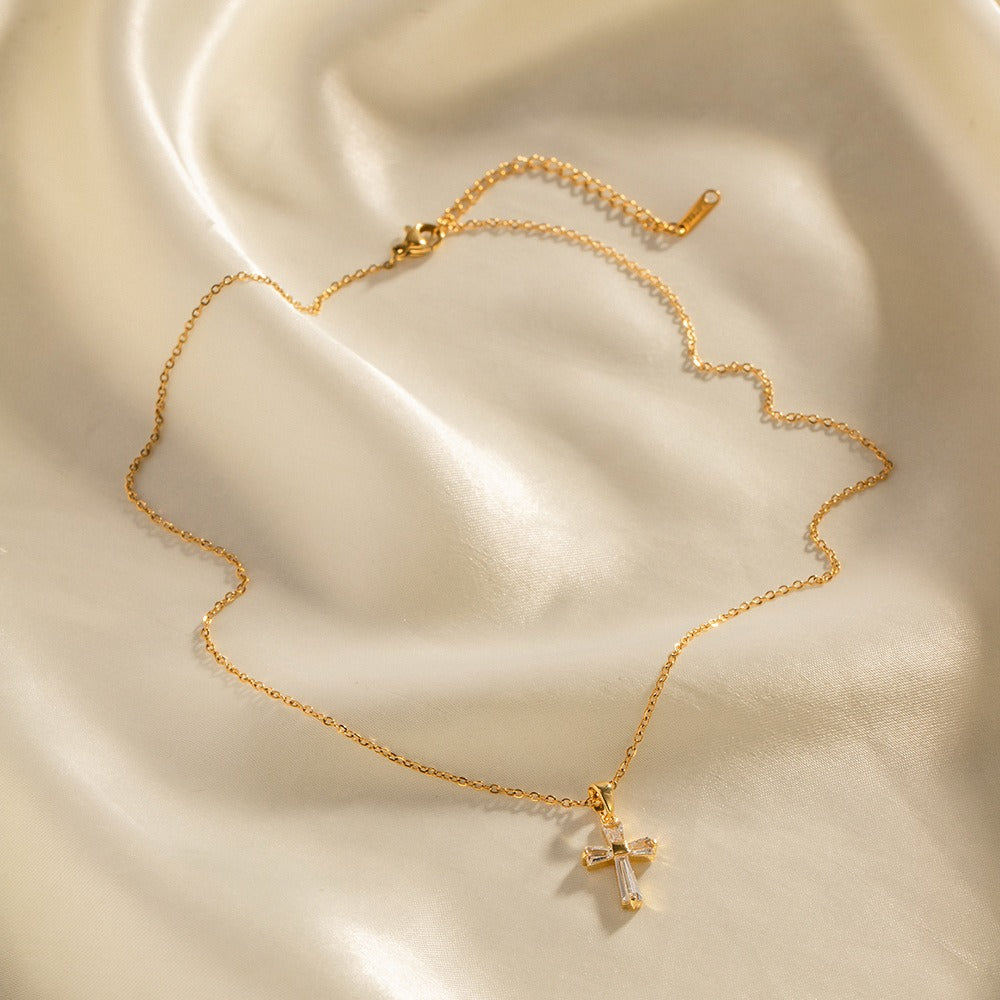 Mae – Colar com pendente cruz