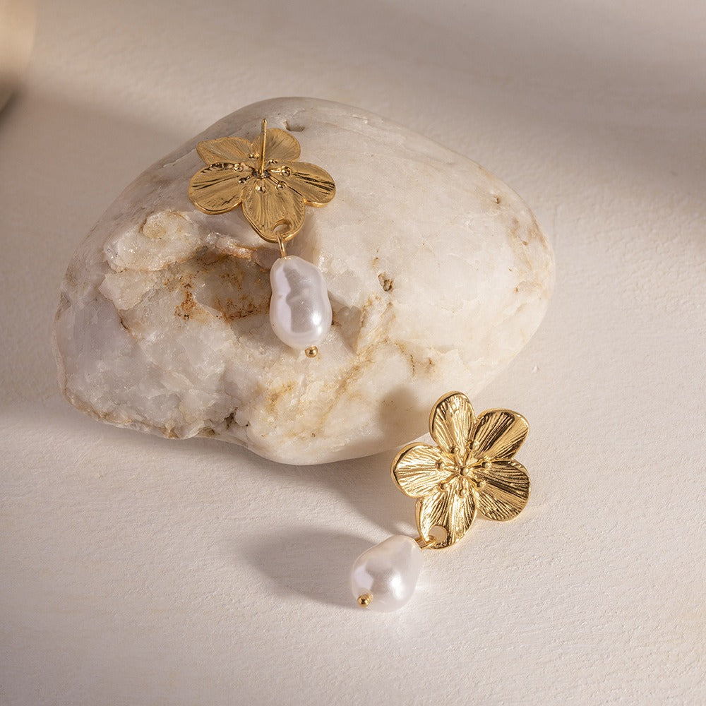 Ember – Brincos de design floral com pérolas douradas