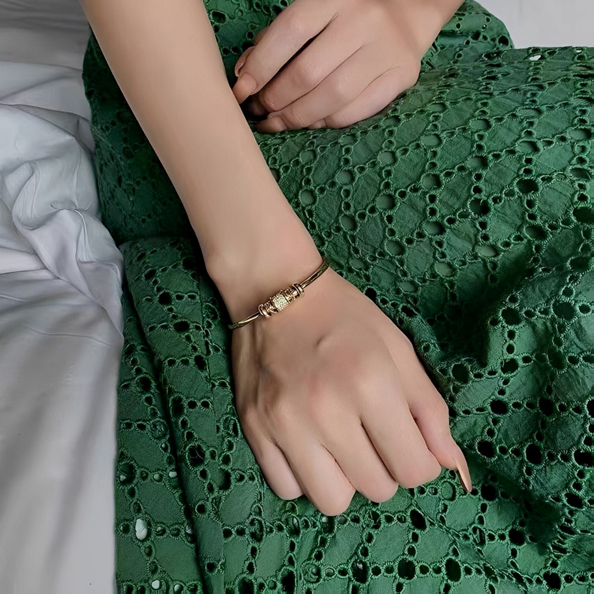 Amalia – Bracelete ajustável com charms dourados