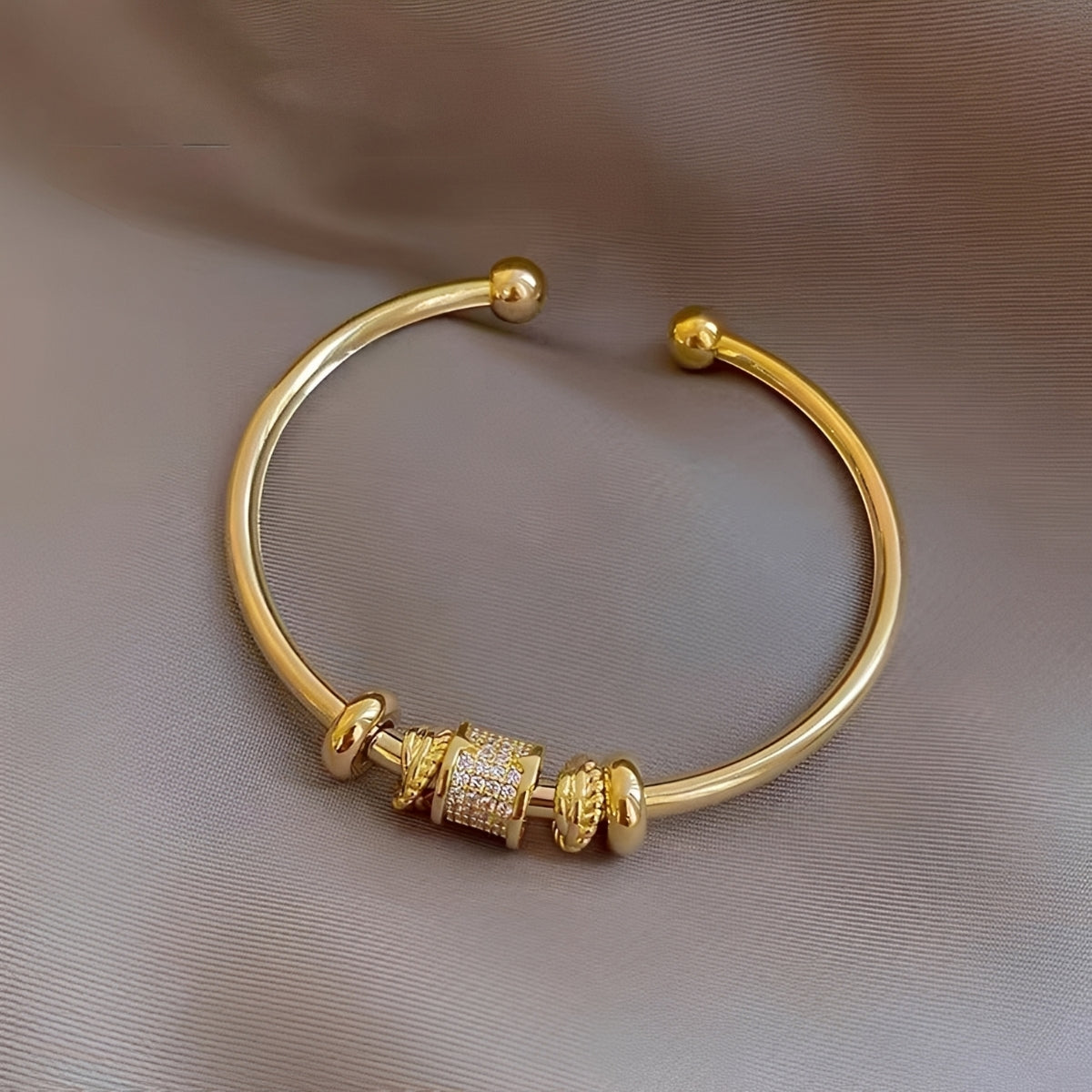 Amalia – Bracelete ajustável com charms dourados