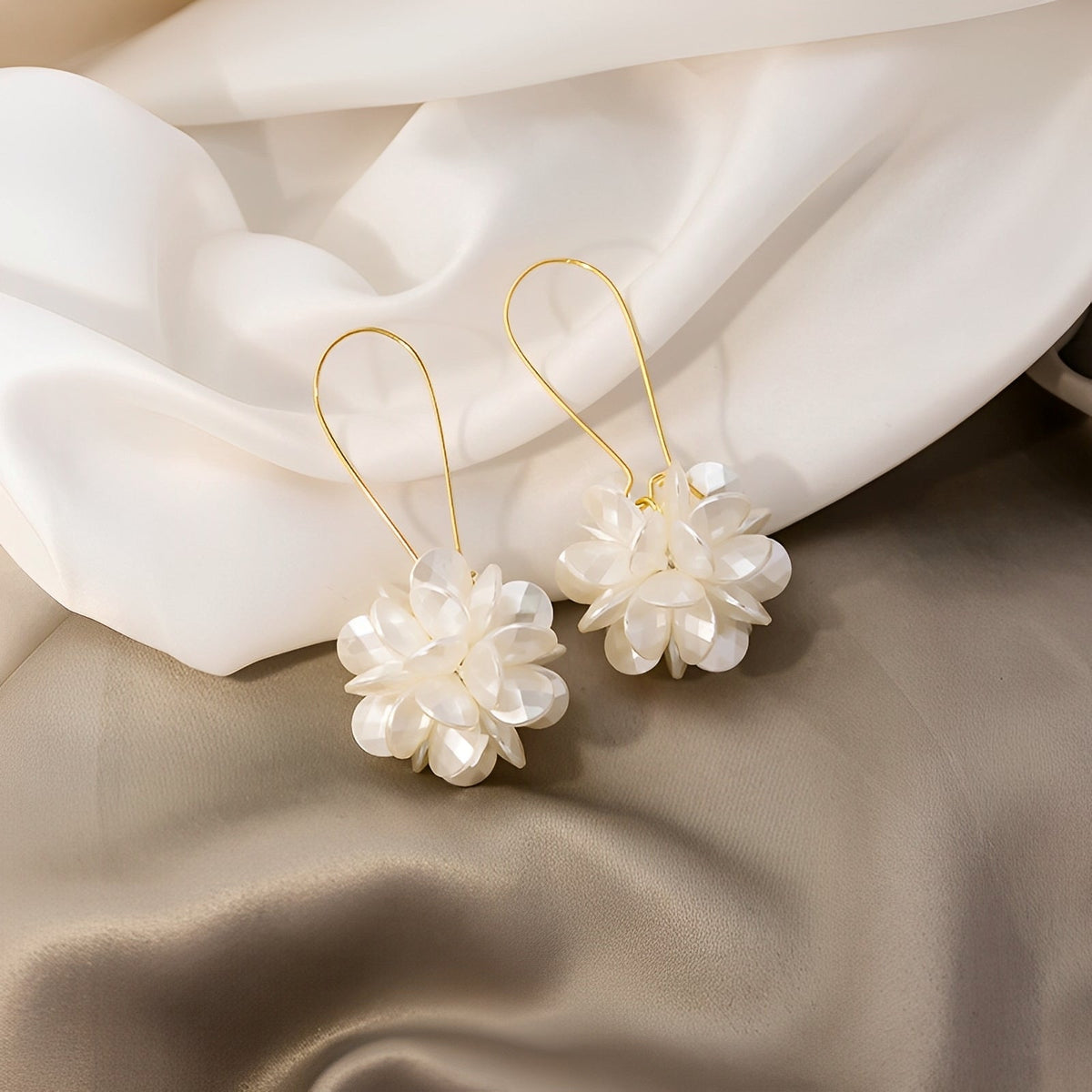 Florina – Brincos de flores brancas com charme natural