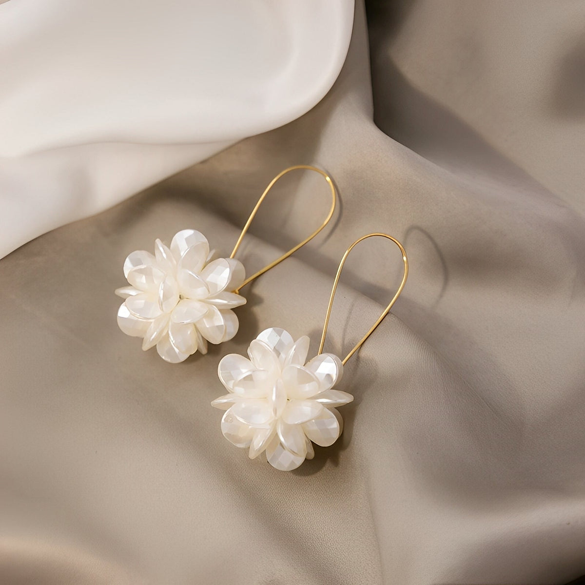Florina – Brincos de flores brancas com charme natural