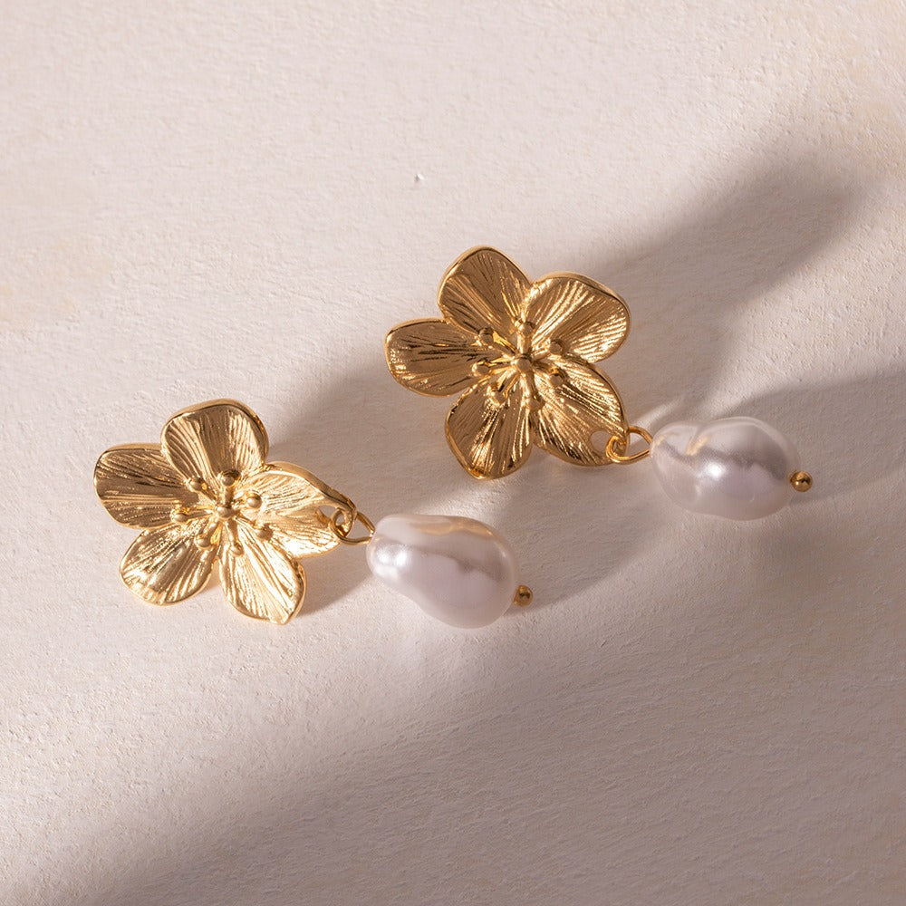 Ember – Brincos de design floral com pérolas douradas