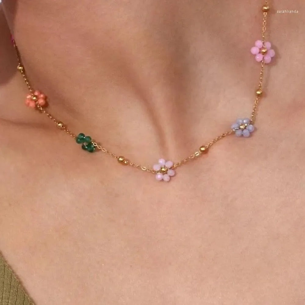 Karylle – Colar dourado com pequenas flores coloridas