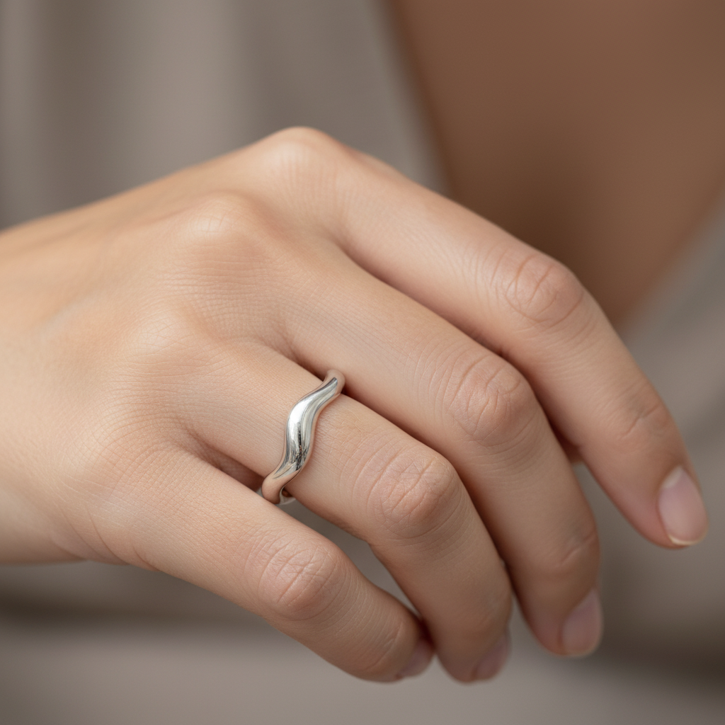 Theva – Bague aberta em forma de vagas de água