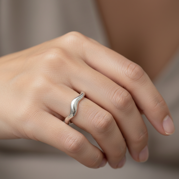 Theva – Bague aberta em forma de vagas de água