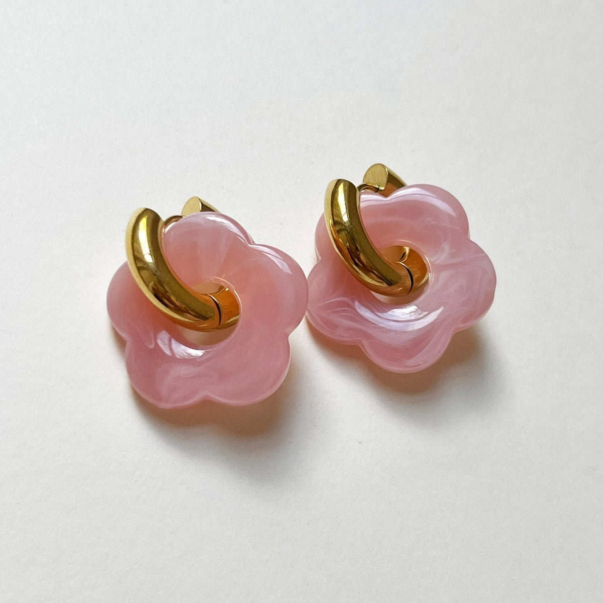 Anéis de donut rosa com charme de flor