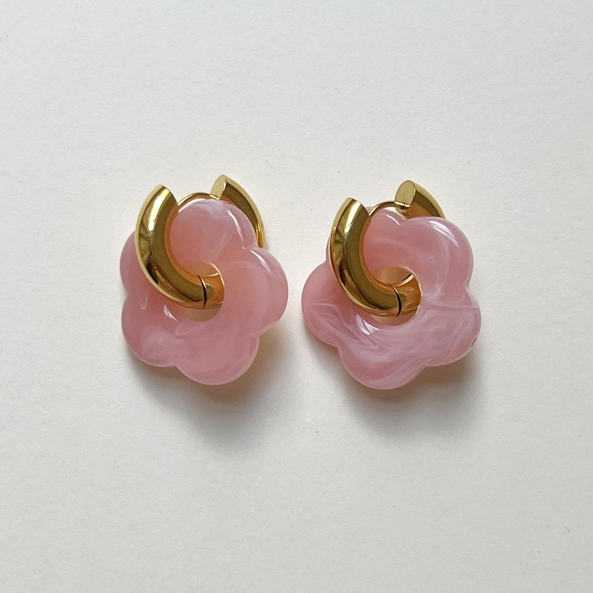 Anéis de donut rosa com charme de flor