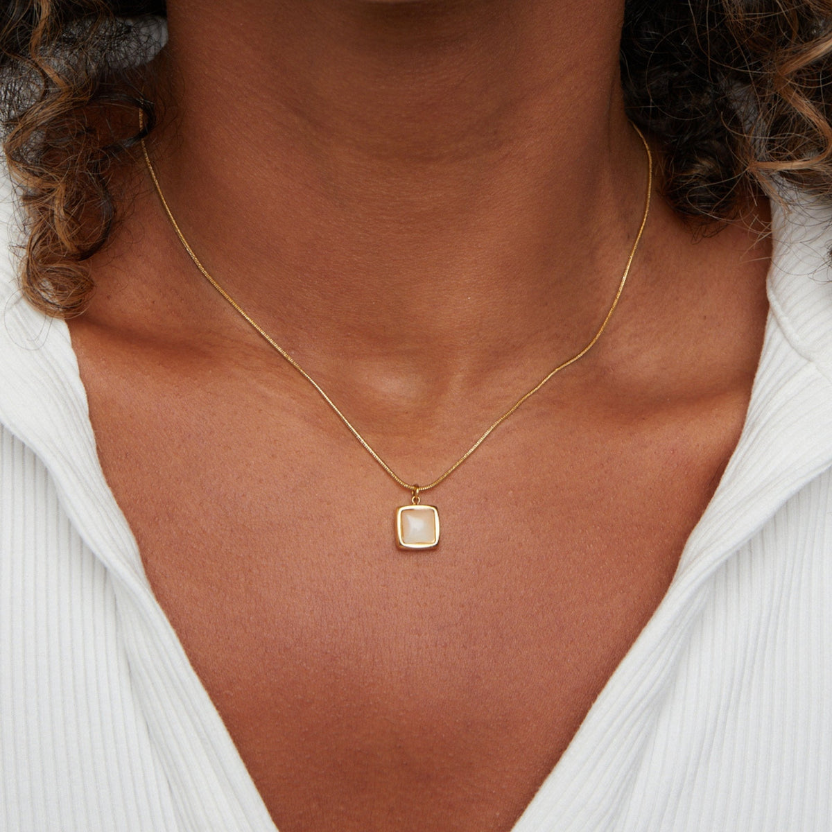 Riva – Colar com pendente de pedra da lua iridescente