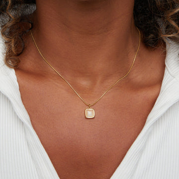 Riva – Colar com pendente de pedra da lua iridescente